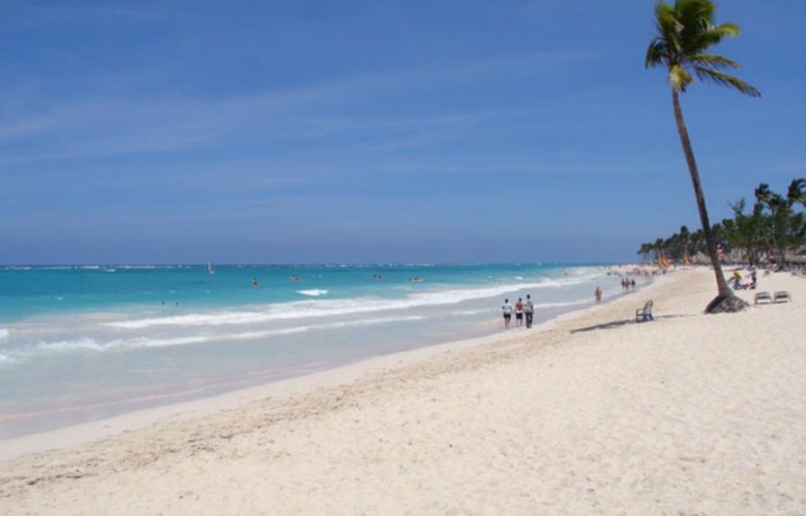 Profesores Universidad de Puerto Rico estudian erosión en playas de Punta Cana