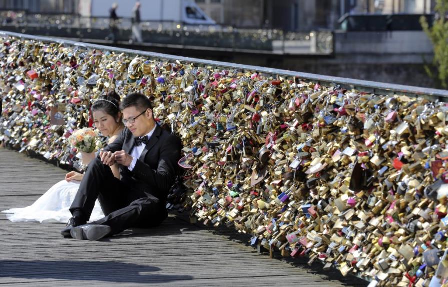 París desmantelará los candados del amor de puente