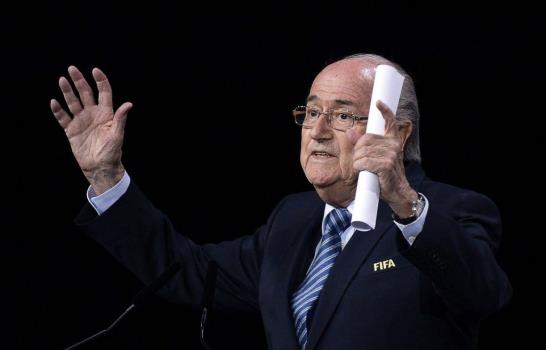 En medio de crisis, Blatter es reelegido presidente de FIFA
