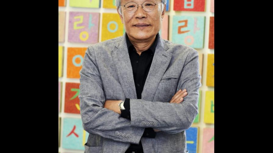 El escritor Hwang Sok-yong cree que las dos Coreas se reunificarán en 10 años El escritor Hwang Sok-yong cree que las dos Coreas se reunificarán en 10 años