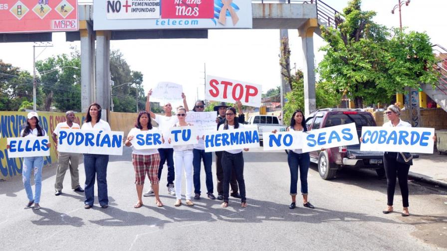 Se movilizan en Santiago contra los feminicidios Se movilizan en Santiago contra los feminicidios