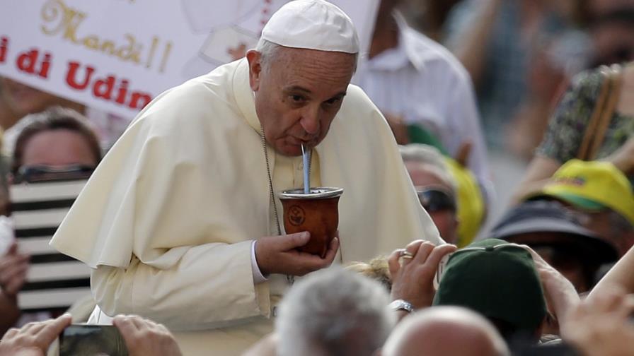 El papa pide mascar hojas de coca al llegar a Bolivia