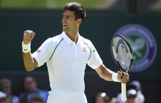 Djokovic supera sin problemas la primera ronda en Wimbledon; gana Serena; pierde Carla Suárez