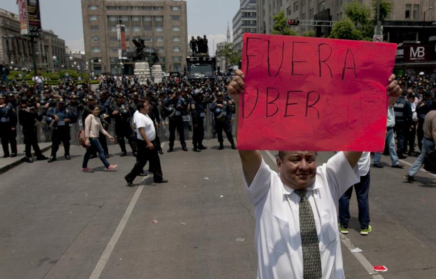 Pese a taxistas molestos, Uber seguiría operando en México