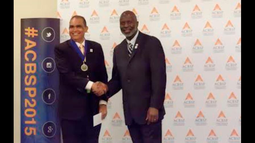 Profesor de la UNAPEC recibe premio internacional excelencia académica 2015