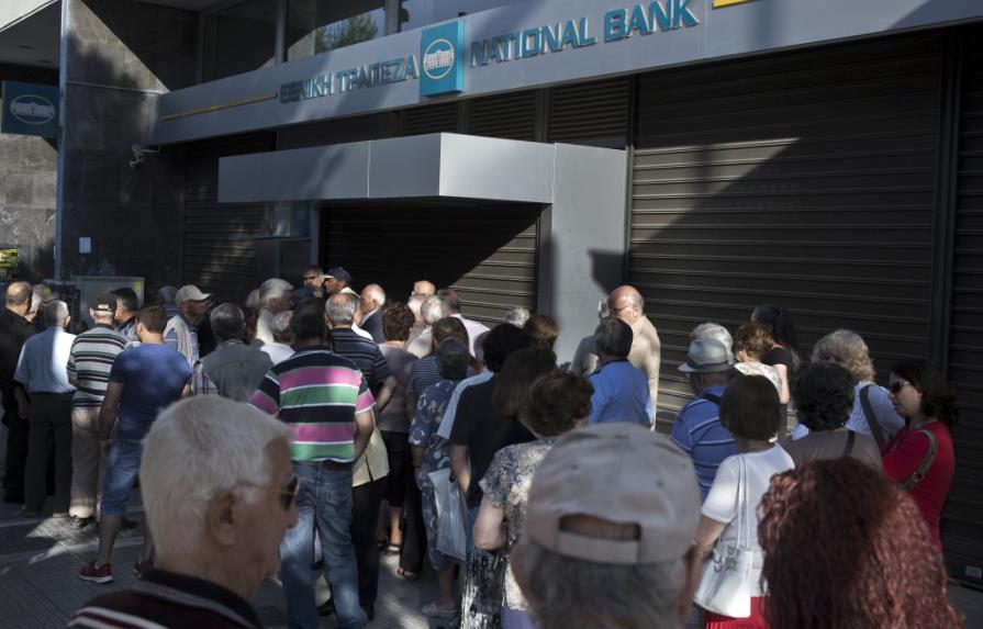 Cierre de bancos causa estragos en Grecia