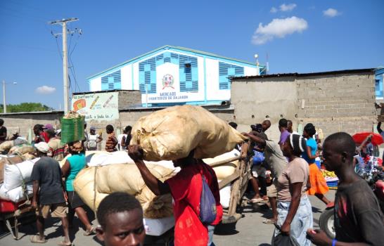 Cientos de haitianos acudieron este lunes al mercado de Dajabón