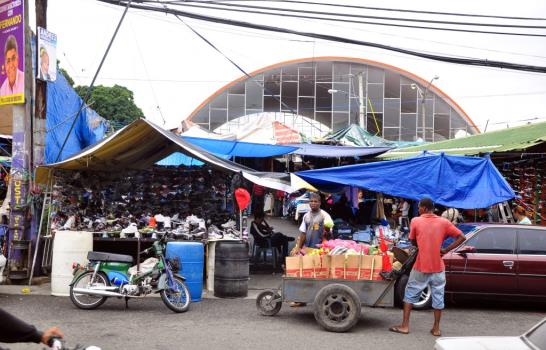 Mercado informal de haitianos en Santiago crece sin controles