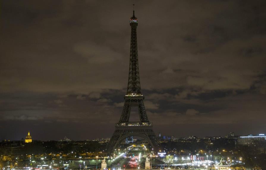 París apaga sus monumentos emblemáticos para sumarse a La Hora del Planeta