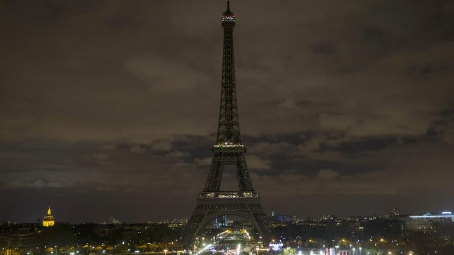 París apaga sus monumentos emblemáticos para sumarse a La Hora del Planeta