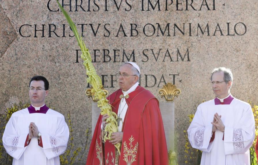 El papa Francisco lidera la procesión del Domingo de Ramos