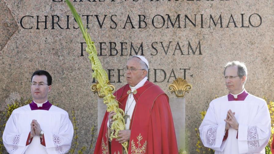 El papa Francisco lidera la procesión del Domingo de Ramos