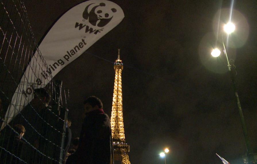 Apagan la Torre Eiffel por la Hora del Planeta