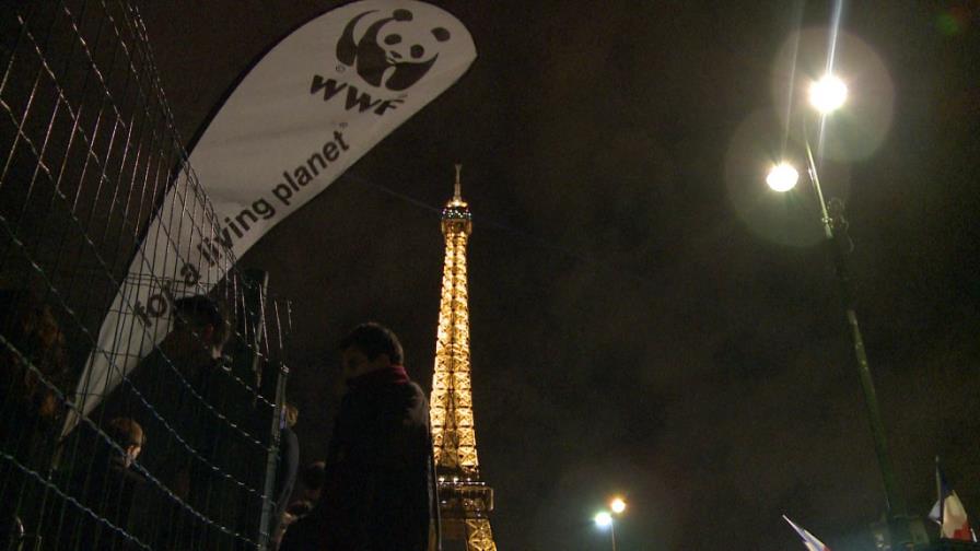 Apagan la Torre Eiffel por la Hora del Planeta
