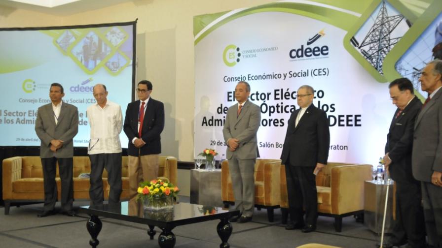 Individualmente no pudieron resolver el problema eléctrico Individualmente no pudieron resolver el problema eléctrico