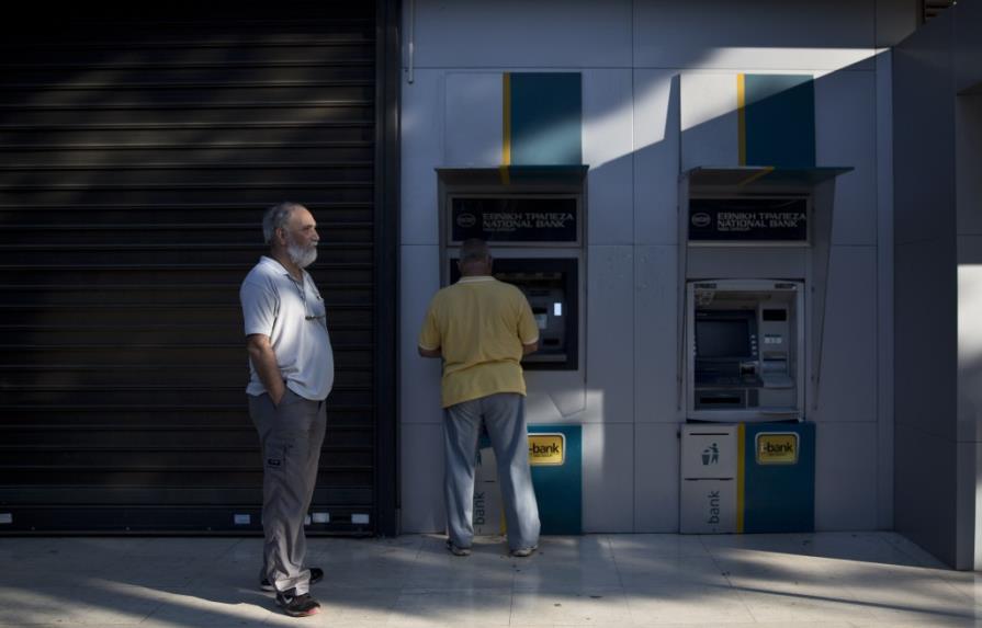Grecia abre bancos para pagar a pensionados