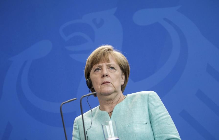 Merkel dice que no se hablará de tercer rescate a Grecia antes del referendo