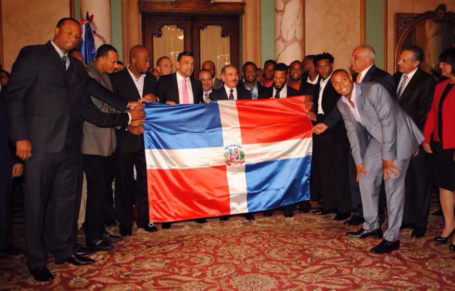 Presidente Danilo Medina entrega la Bandera Nacional Dominicana a los Gigantes del Cibao