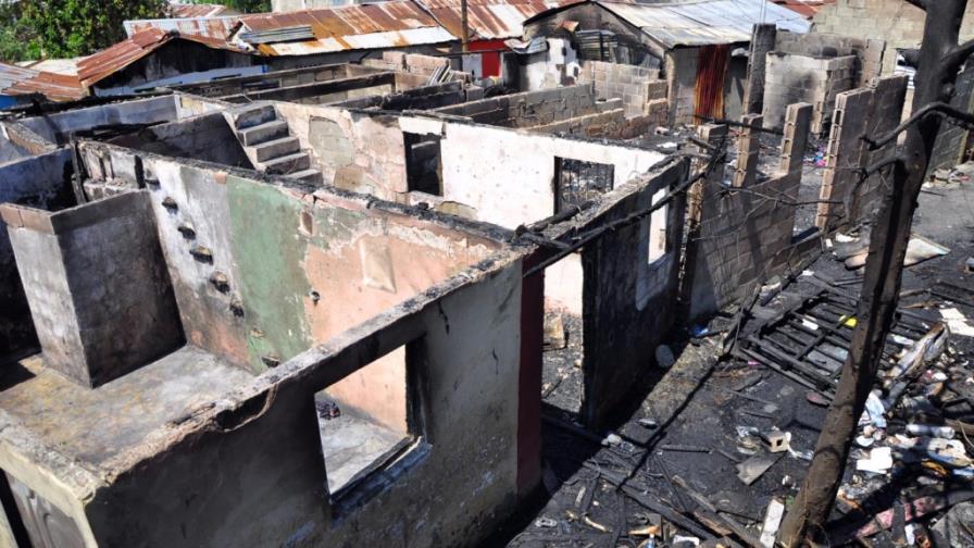 Familias afectadas por un incendio piden viviendas Familias afectadas por un incendio piden viviendas