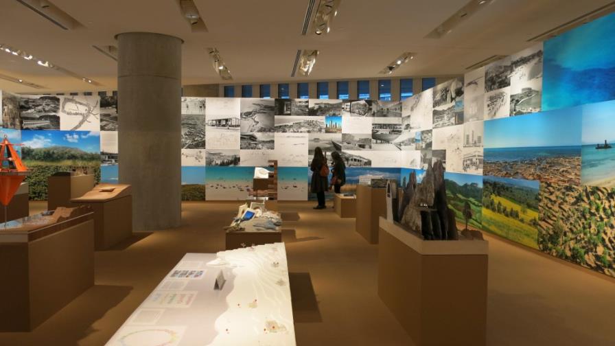 Una exposición en Atenas plantea la relación entre arquitectura y turismo Una exposición en Atenas plantea la relación entre arquitectura y turismo