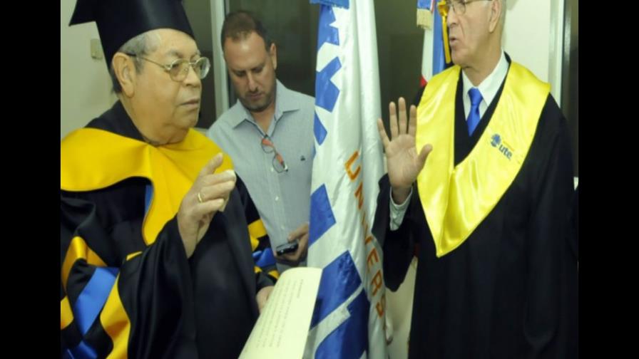 Antonio Acosta se gradúa con honores