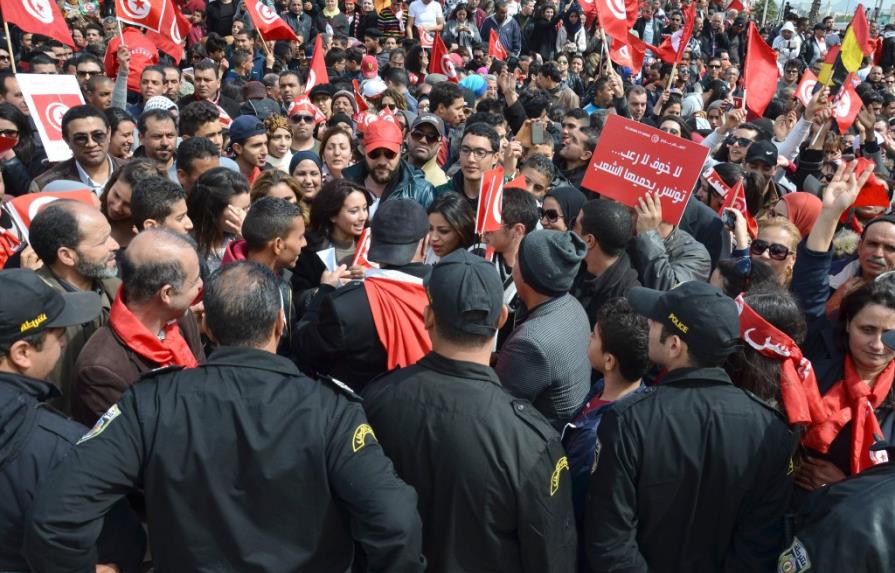 Miles de personas dicen no al terrorismo yihadista en marcha mundial en Túnez