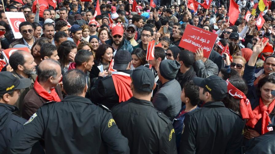 Miles de personas dicen no al terrorismo yihadista en marcha mundial en Túnez