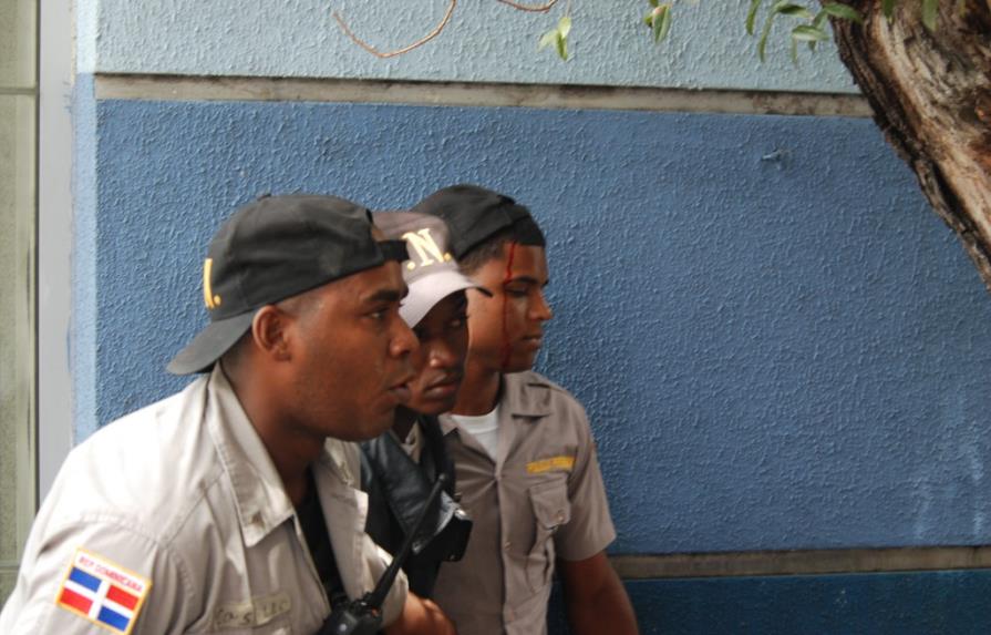 Hieren policía en la UASD durante protestas por caso Félix Bautista
