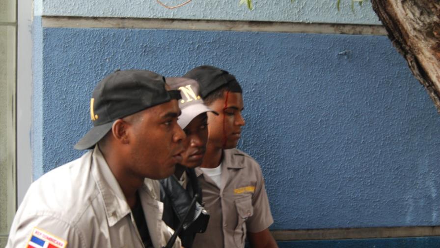 Hieren policía en la UASD durante protestas por caso Félix Bautista Hieren policía en la UASD durante protestas por caso Félix Bautista