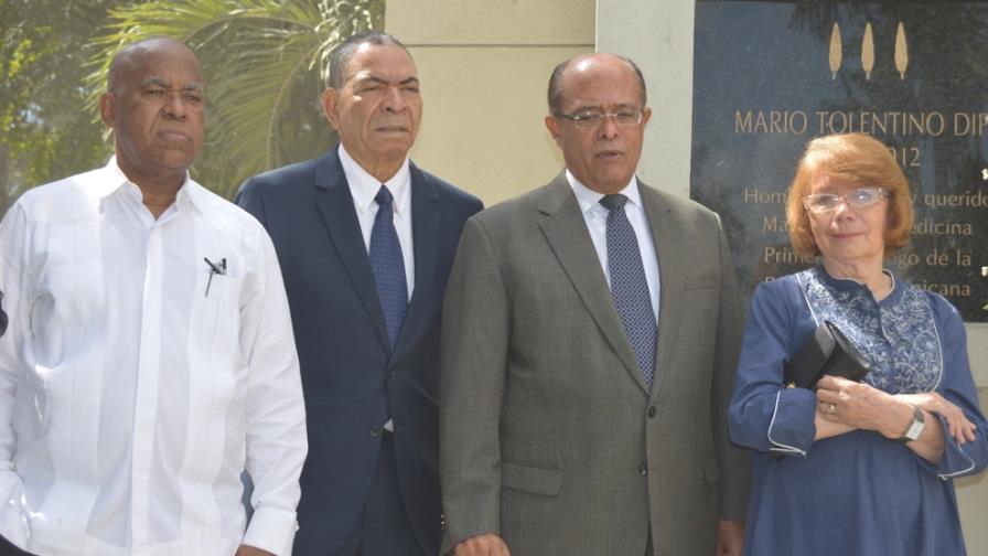 Club de la Epilepsia deposita ofrenda floral ante tumba del doctor Mario Tolentino Club de la Epilepsia deposita ofrenda floral ante tumba del doctor Mario Tolentino
