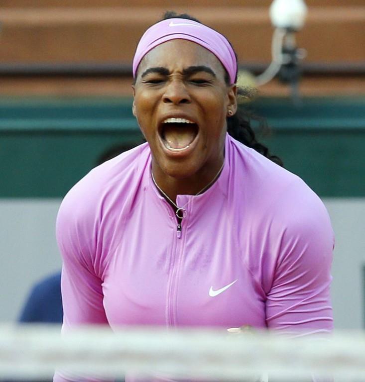 Serena Williams supera con problemas a Azarenka para pasar a octavos