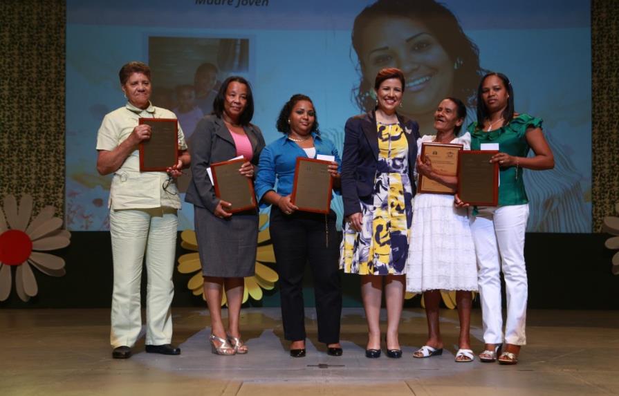 Vicepresidenta reconoce madres del programa Progresando del Cibao