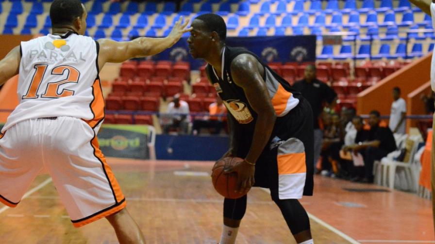 Refuerzo Darien Basset guía victoria de Los Huracanes de Puerto Plata en la Liga Nacional de Baloncesto