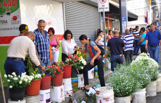 Día de las Madres dinamiza comercio de Santiago, mientras miles visitan cementerios