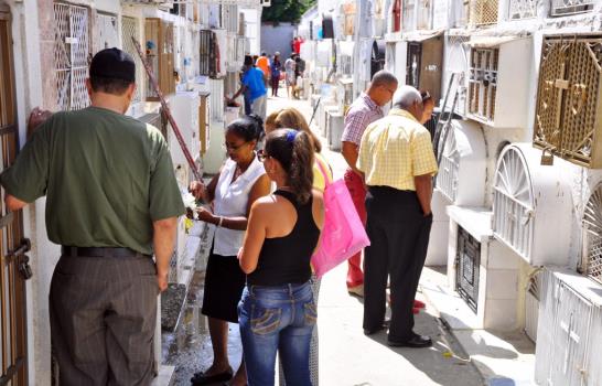 Día de las Madres dinamiza comercio de Santiago, mientras miles visitan cementerios