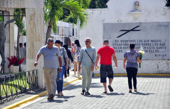 Día de las Madres dinamiza comercio de Santiago, mientras miles visitan cementerios