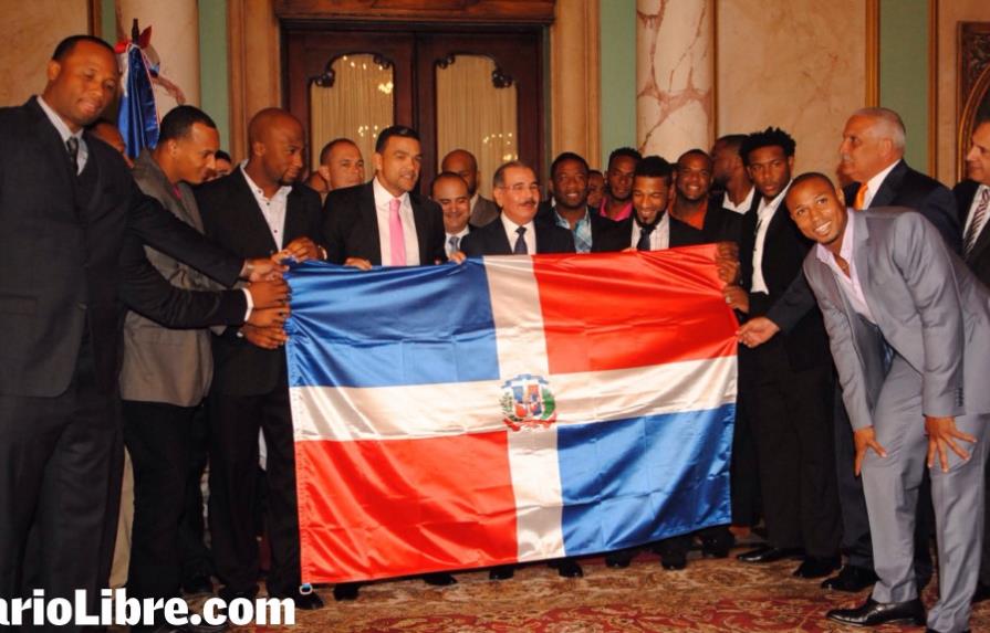 Danilo Medina entrega bandera a equipo de la República Dominicana