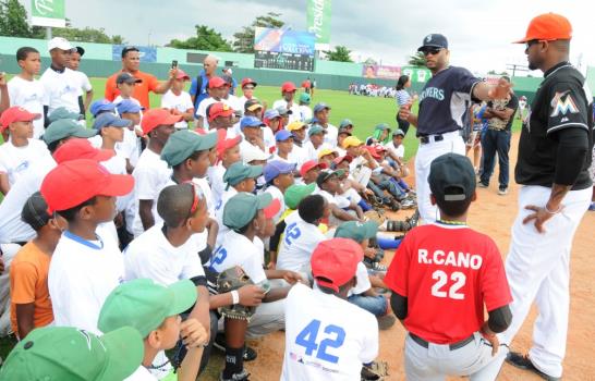 Embajada EE.UU. inaugura 1er campamento Jackie Robinson de béisbol en San Pedro de Macorís