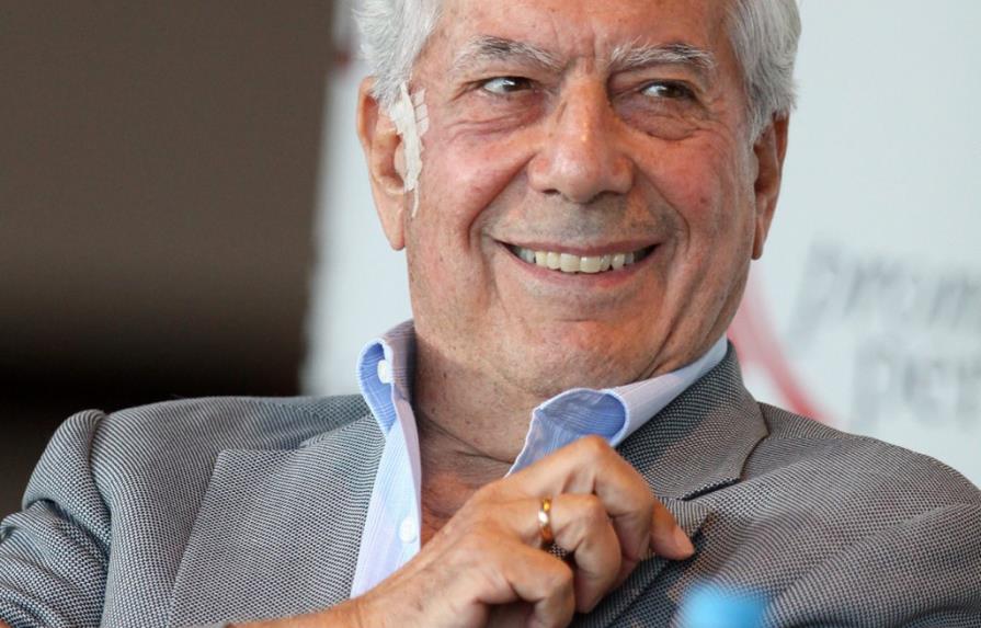 Vargas Llosa celebra su 79 cumpleaños donando 2.000 libros a Arequipa