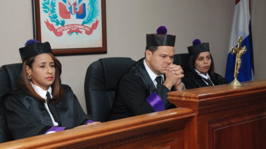 TSA ordena a liceo permitir alumna vaya clases con falda