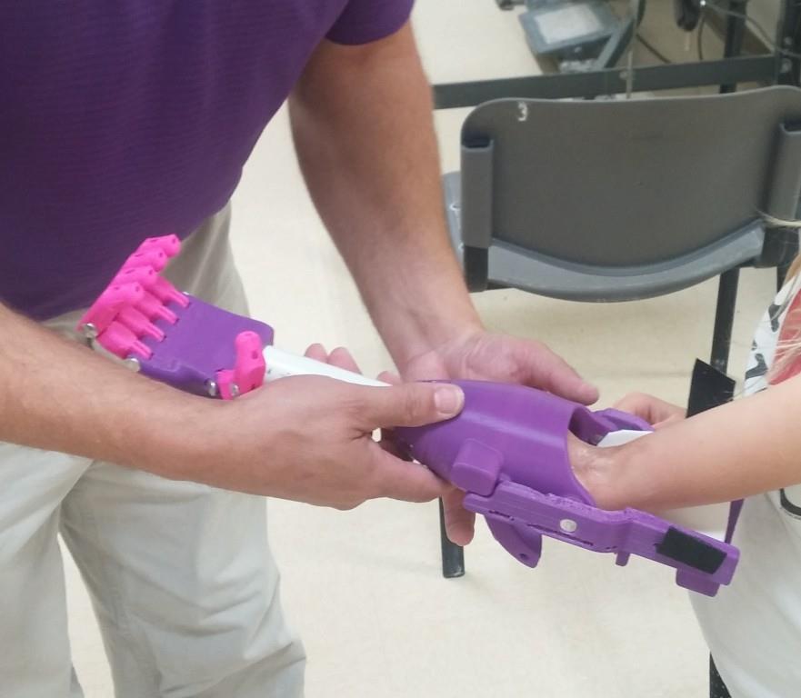 La impresión 3D da una mano robótica a una niña de 7 años
